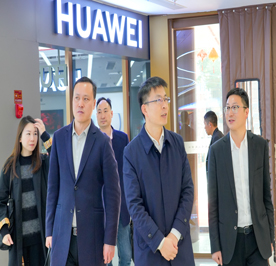 3月12日下午，武进区总工会党组书记、副主席杨志明，湖塘镇党委副书记陶兴龙，区总权保部部长陈伟平、基工部部长赵妍，湖塘镇党委委员强霏等领导莅临武进人民商场参观考察。武进人民商场总经理周文金，新零售事业部总经理薛小丽等陪同调研。