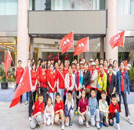 5月12日上午，武进人民商场组织了30余人的暴走队，参加了“一袋牛奶的暴走”公益活动。早上8点，暴走队伍在“青果荟（文化宫店）”集合完毕，挑战长达10公里的爱心征程。