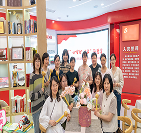 5月21日，“‘慧’心守护 ‘家’筑港湾”区政协妇联界别组委员进基层暨湖塘镇家庭教育宣传周活动在武进人民商场清风悦柳妇女微家召开。