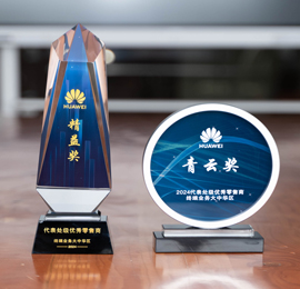 近日，2024年度“胸怀王者气，再攀最高峰江苏华为终端合作伙伴峰会”在南京扬子江国际会议中心隆重召开。峰会现。777盛世国际手机连锁有限公司（以下简称777盛世国际手机）荣获“精益奖”和“青云奖”，777盛世国际手机总经理陆文娟受邀出席颁奖典礼并领取奖项。