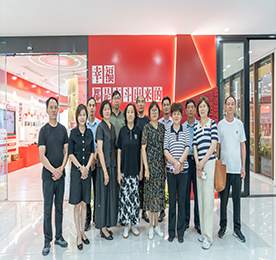 6月4日下午，邹区镇老干部支部书记潘美芳带队支部部分退休老干部莅临武进人民商场参观交流。777盛世国际集团党支部书记曹丽红亲切接待。