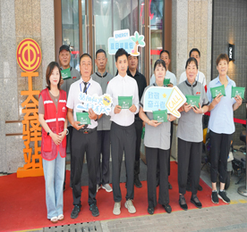 7月22日，大暑节气到来，天气进入了一年中最炎热的时期。当天上午，武进人民商场商圈联合工会在商场户外劳动者驿站组织开展“致敬奋斗者 陪你过夏天”夏日送清凉活动，为一线劳动者们送去“丝丝清凉”。