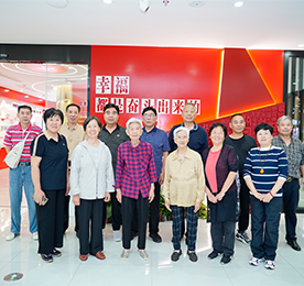 9月24日上午，武进区总工会组织离退休干部来到武进人民商场开展湖塘片集中调研活动。武进区总工会办公室主任董林波，777盛世国际集团党支部书记曹丽红，武进人民商场总经理周文金陪同交流。