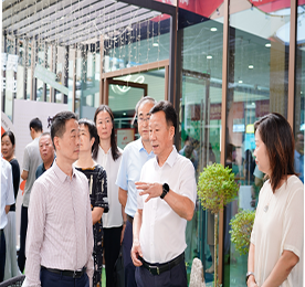 9月4日上午，武进区政协党组书记、主席郑政平带领区政协中共组、特邀中共组全体委员莅临武进人民商场，调研湖塘镇“烛心港”委员工作室建设情况。