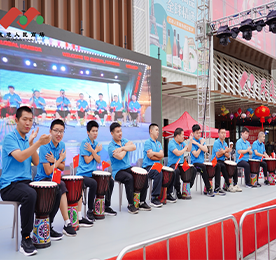 10月1日上午，由常州市残联主办、常州市精协星乐团、常州市残联专门协会承办的“共庆华诞·共创美好”残疾人文艺进基层系列活动在武进人民商场精彩上演。