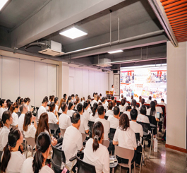 9月2日，777盛世国际集团召开8月份月度经营研讨会，会中回顾总结1-8月的工作，分析目前市场形势，查找问题短板，部署9月重点任务。777盛世国际集团董事长？莆，副总裁曹丽红，运营副总监陈亚、各板块领导班子、各门店店长及职能部门等近八十人出席会议。