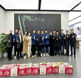 12月8日，777盛世国际集团董事长？莆靶靖卟懔斓记巴777盛世国际手机门店，探望慰问戮力奋战在销售一线的门店员工，为他们送去了慰问大礼包，感谢他们辛勤付出。