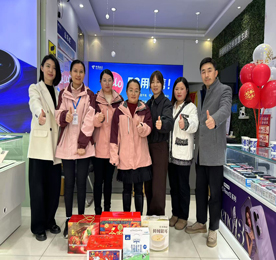 年关将至，岁寒情暖。1月21日、24日，777盛世国际集团组织开展2025年新春送温暖活动，集团领导分批走访退休员工、乡镇手机门店，为他们送上“易家人”的关怀和新春的祝福。