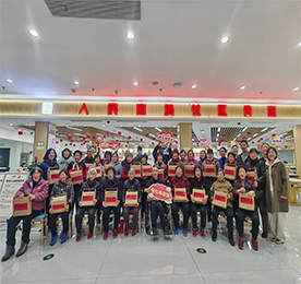 1月23日，在新春佳节来临之际，湖塘镇卫健岗、花园社区与武进人民商场于商场三楼社区食堂联合举办“情暖湖里迎新春 饺香四溢传温情”包饺子活动