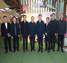 2月12日上午，正值元宵佳节之际，常州市政协党组书记、主席季培东一行莅临武进人民商。钊氲餮胁⒅傅脊ぷ，重点考察了商场内湖塘镇“烛心港”委员工作室建设情况。