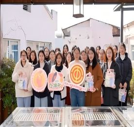 春意盎然，万物复苏，在这桃红柳绿的三月，我们迎来了第115个国际三八妇女节！人间芳菲，正逢最暖“她”时光；春风拂面，宛如最柔“她”笑颜。愿每一位女性如春日般明媚，似花朵般绽放，在属于自己的季节里，书写最美的篇章！