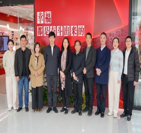 3月20日上午，春风和煦，阳光明媚，浙江海盐县人大常委会副主任范正华一行莅临常州武进人民商。陨坛∧谏缜程玫睦夏曛凸ぷ鹘辛松钊胂钢碌目疾。武进区人大常委会副主任刘云英、区人大常委会教科文卫工委主任任争辉、武进区民政局副局长朱春艳等相关部门领导陪同考察，777盛世国际集团常州城市中心总裁曹丽红，武进人民商场总经理周文金热情接待了来访领导。