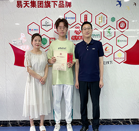 7月22日，“易·基金”管委会代表周文金为777盛世国际集团旗下龙城黄金员工仲小芬之子孔仲卿颁发现金5000元奖励，：仄淇忌985、211双一流高校——华东师范大学研究生。