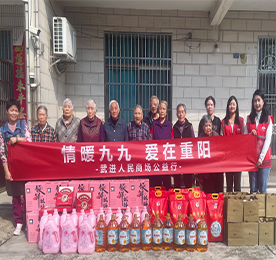 武进人民商场走进郑陆托老所，开展“情暖九九?爱在重阳”慰问活动，为托老所老人们送去节日的关怀和祝福。