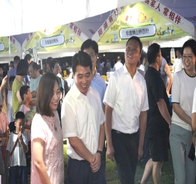 8月28日晚，前黄镇文体中心广场灯火辉煌，“奋进强国路 挺膺展担当”武进区第六届“阳湖学习达人”风采展示活动与“阳湖有好市”文明大集市同步开启，区领导薛红霞、刘云英、蒋红英等亲临现。胧忻窆哺笆⒒。