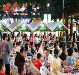 8月16日晚，苏超联赛第九轮焦点战在常州奥体中心打响，常州队以1:0力克镇江队，斩获赛季首胜！武进人民商场作为城市足球热情的“第二主场”，以巨型屏幕直播、千份美食免费送、市集狂欢等多元活动，与现场球迷共同见证这一历史性时刻，用激情与诚意诠释“当好东道主、礼遇天下客”的担当。