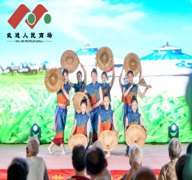 为深入贯彻二十届三中全会精神，积极推动文化惠民成果共享，8月15日晚，由江苏省文化和旅游厅倾力打造的“茉莉花开 家门口赏好戏”全省优秀舞台艺术作品和优秀群众文艺作品乡镇巡演活动在湖塘镇武进人民商场盛大启幕。