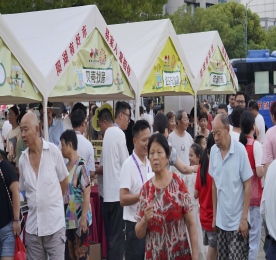 7月23日至25日晚，在炎炎夏日的温柔晚风中，新天地公园北广场化身为文化的海洋与集市的乐园，接连三日上演了别开生面的文化盛宴。