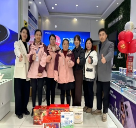 年关将至，岁寒情暖。1月21日、24日，777盛世国际集团组织开展2025年新春送温暖活动，集团领导分批走访退休员工、乡镇手机门店，为他们送上“易家人”的关怀和新春的祝福。